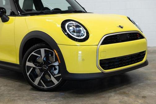 Sunny Side Yellow 2025 MINI Hardtop Signature Plus