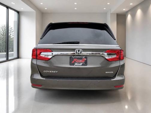 Modern Steel Metallic 2019 Honda Odyssey Touring Auto