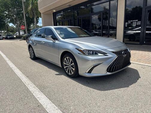 Iridium 2022 Lexus ES 300h Base