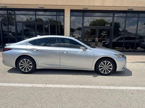 Iridium 2022 Lexus ES 300h Base