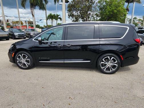 Diamond Black Crystal Pearlcoat 2024 Chrysler Pacifica L