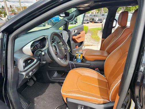 Diamond Black Crystal Pearlcoat 2024 Chrysler Pacifica L