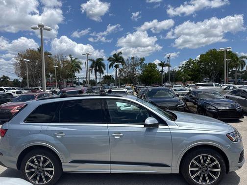 Satellite Silver Metallic 2023 Audi Q7 45 Premium Plus