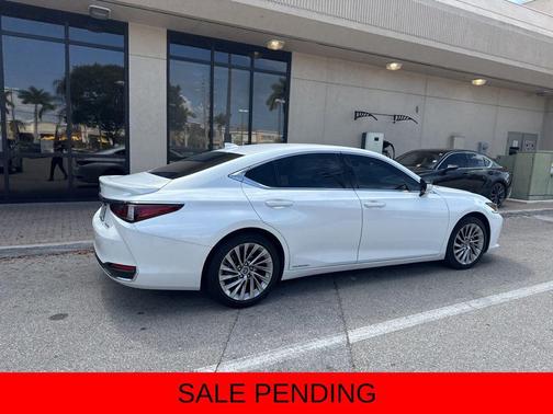 2022 Lexus ES 300h Ultra Luxury