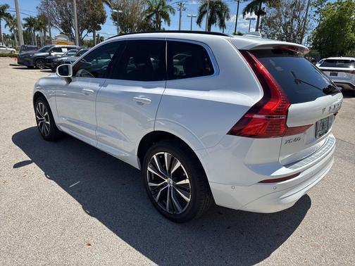Crystal White Metallic 2022 Volvo XC60 B5 Momentum