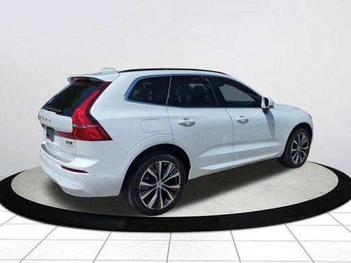 Crystal White Metallic 2022 Volvo XC60 B5 Momentum