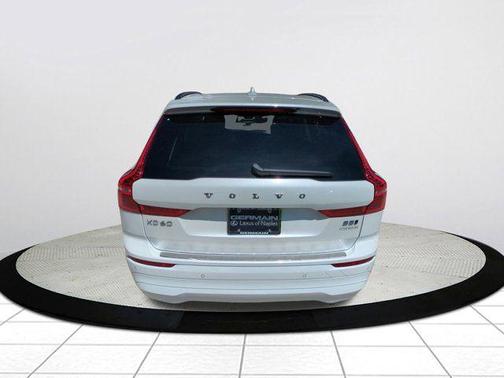 Crystal White Metallic 2022 Volvo XC60 B5 Momentum