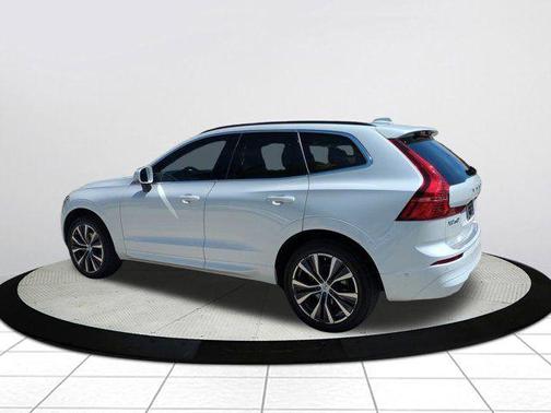 Crystal White Metallic 2022 Volvo XC60 B5 Momentum