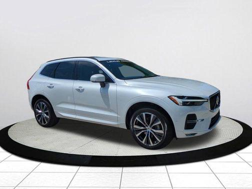 Crystal White Metallic 2022 Volvo XC60 B5 Momentum