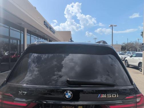 2022 BMW X7 M50i