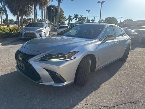 2023 Lexus ES 300h F SPORT Handling