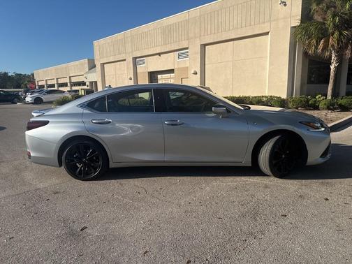 2023 Lexus ES 300h F SPORT Handling