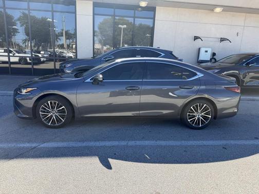 2023 Lexus ES 300h Base