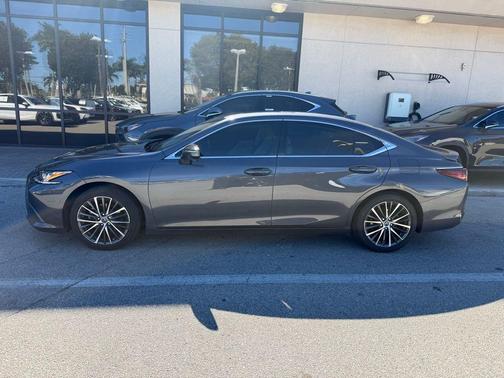 2023 Lexus ES 300h Base