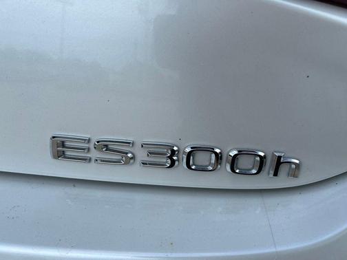 Eminent White Pearl 2024 Lexus ES 300h Base