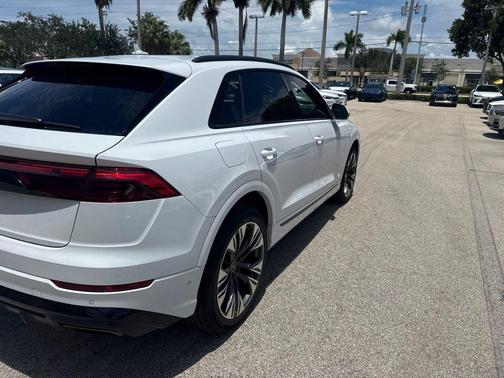Glacier White Metallic 2025 Audi Q8 55 Premium Plus
