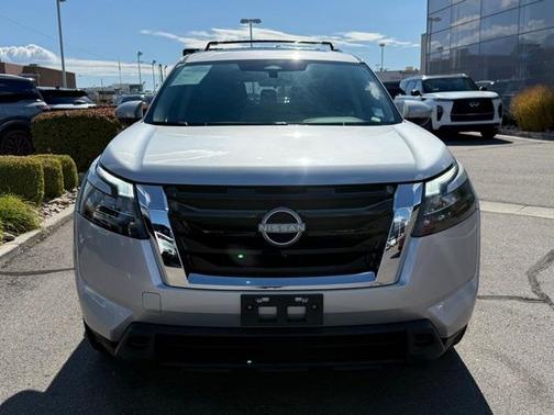 2023 Nissan Pathfinder SV