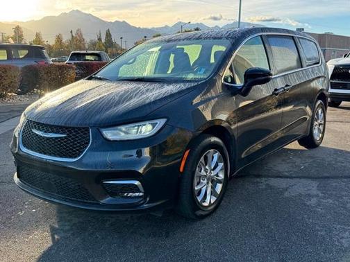 2023 Chrysler Pacifica Touring-L