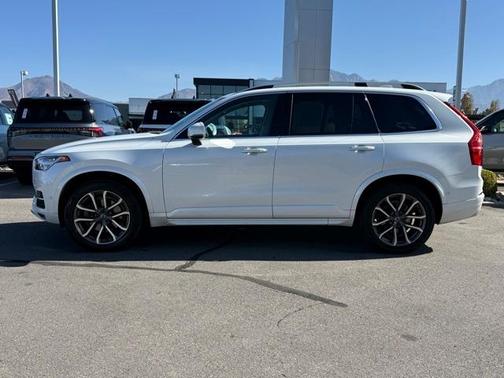 2017 Volvo XC90 T6 Momentum
