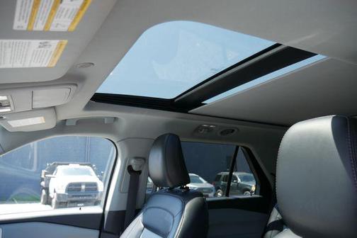 Star White Metallic Tri-Coat 2022 Ford Explorer XLT