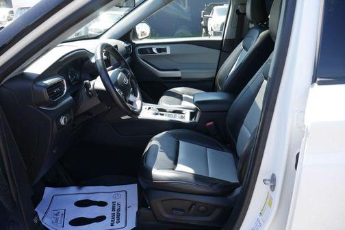 Star White Metallic Tri-Coat 2022 Ford Explorer XLT