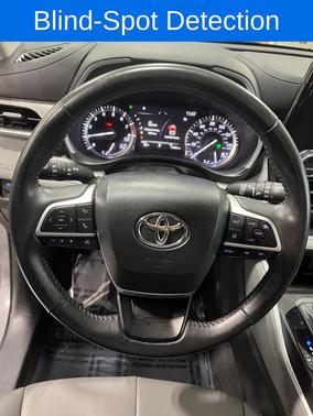 Magnetic Gray Metallic 2022 Toyota Highlander XLE