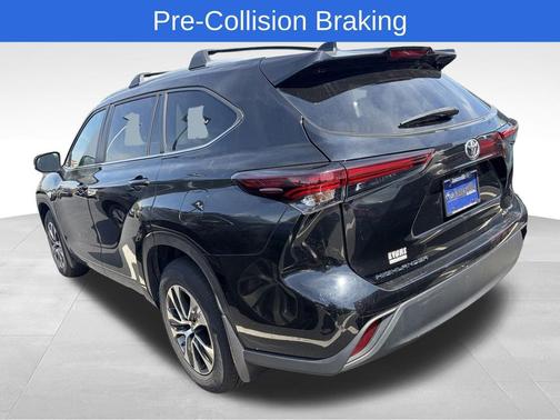 Midnight Black Metallic 2024 Toyota Highlander XLE
