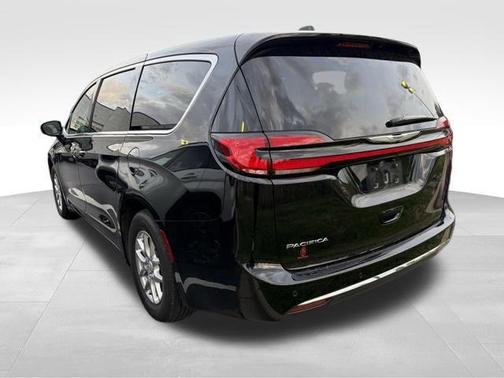 Diamond Black Crystal Pearlcoat 2026 Chrysler Pacifica L