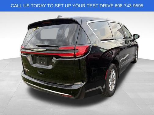 Diamond Black Crystal Pearlcoat 2026 Chrysler Pacifica L