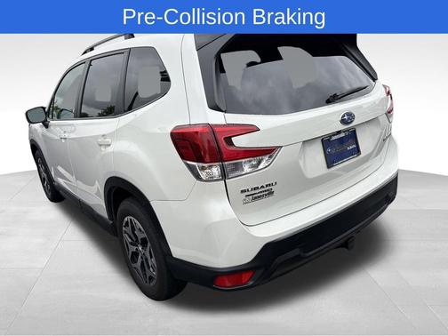 Crystal White Pearl 2024 Subaru Forester Premium