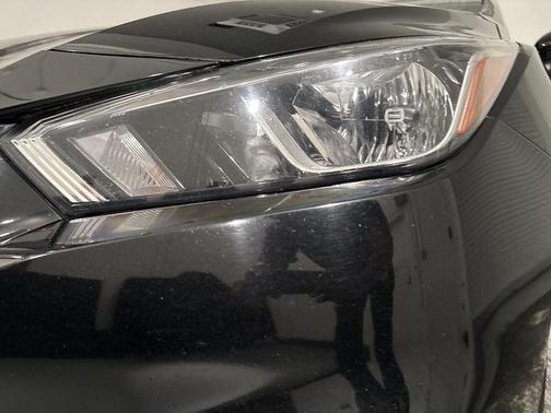 Super Black 2021 Nissan Versa 1.6 SV