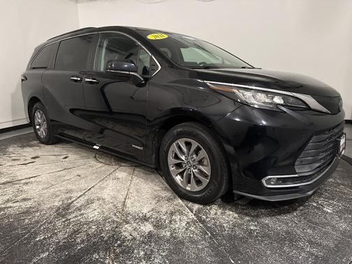 Midnight Black Metallic 2021 Toyota Sienna XLE