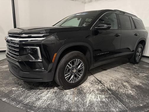 Mosaic Black Metallic 2026 Chevrolet Traverse LT