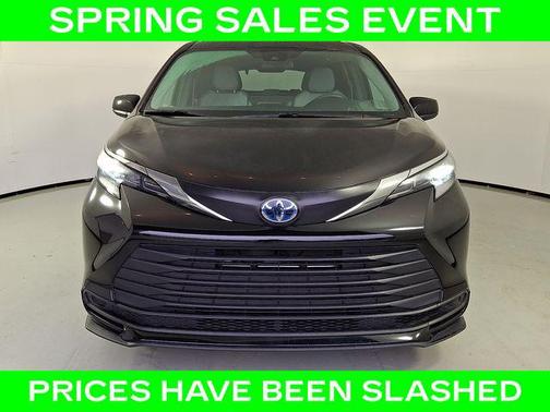 2025 Toyota Sienna LE