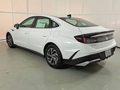 2026 Hyundai SONATA Hybrid Base