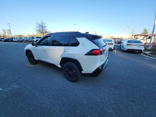 2022 Toyota RAV4 Hybrid SE