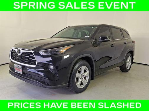 Midnight Black Metallic 2024 Toyota Highlander LE