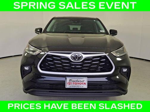 Midnight Black Metallic 2024 Toyota Highlander LE