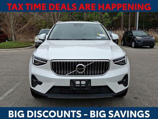 2023 Volvo XC40 B5 Ultimate Bright Theme