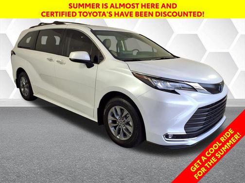 2022 Toyota Sienna XLE 8 Passenger