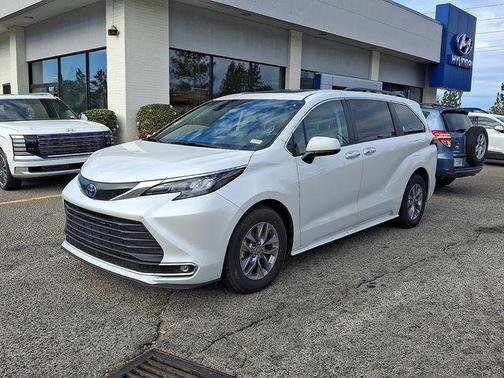 2024 Toyota Sienna XLE