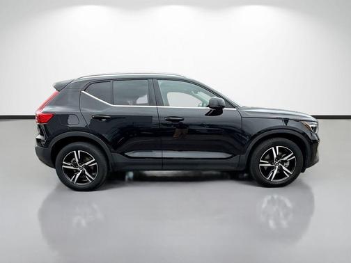 Onyx Black Metallic 2023 Volvo XC40 B5 Plus Bright Theme