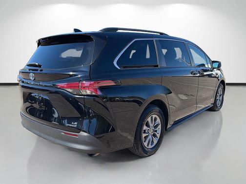 2021 Toyota Sienna LE