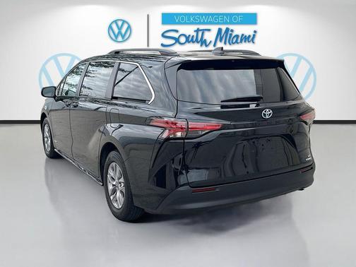 2021 Toyota Sienna LE