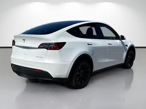Pearl White Multi 2023 Tesla Model Y Long Range