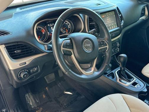 Brilliant Black Crystal Pearlcoat 2016 Jeep Cherokee Latitude