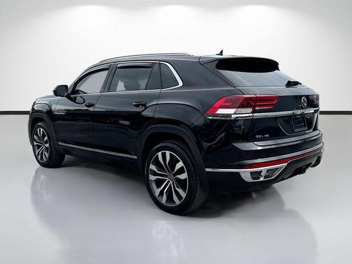 Deep Black Pearl Effect 2023 Volkswagen Atlas Cross Sport 3.6L V6 SEL Premium R-Line