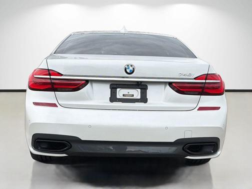 2016 BMW 740 i