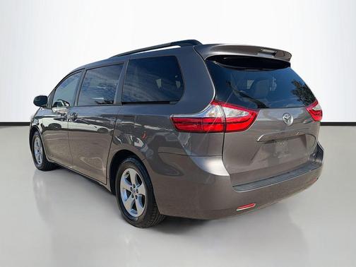 2017 Toyota Sienna LE