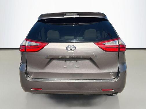 2017 Toyota Sienna LE